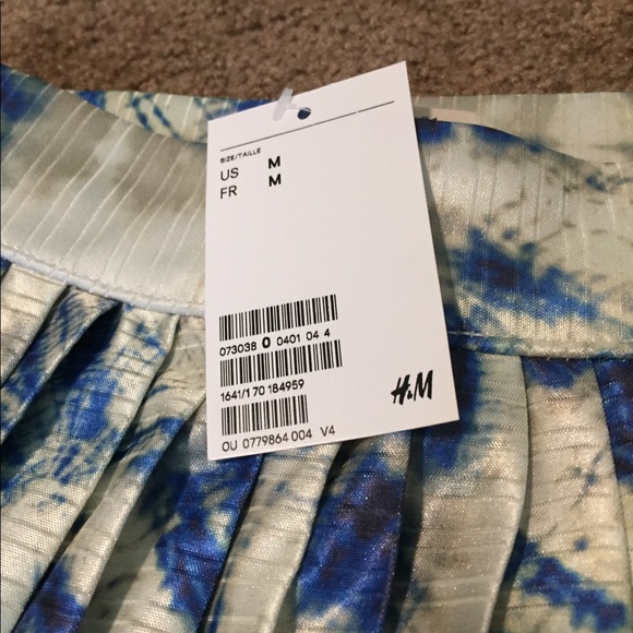 Pleated shorts - Picture 2 of 2